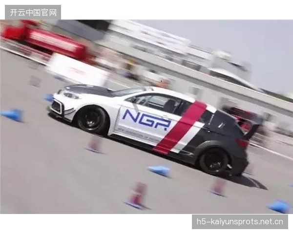 赛车直道极速超越，风噪声盖过解说